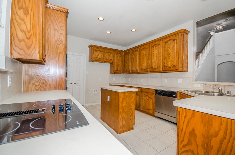 Photo 2 of 36 - 9112 Commonwealth Dr, Frisco, TX 75033
