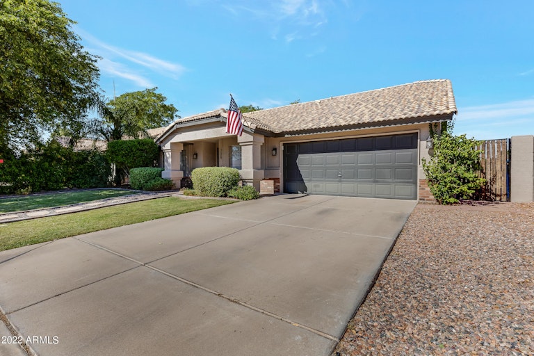 Photo 3 of 41 - 725 S Cheri Lynn Dr, Chandler, AZ 85225