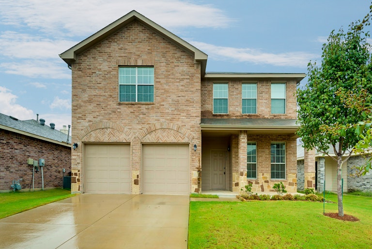 Photo 1 of 27 - 8520 Cumberland Gap Dr, Fort Worth, TX 76244