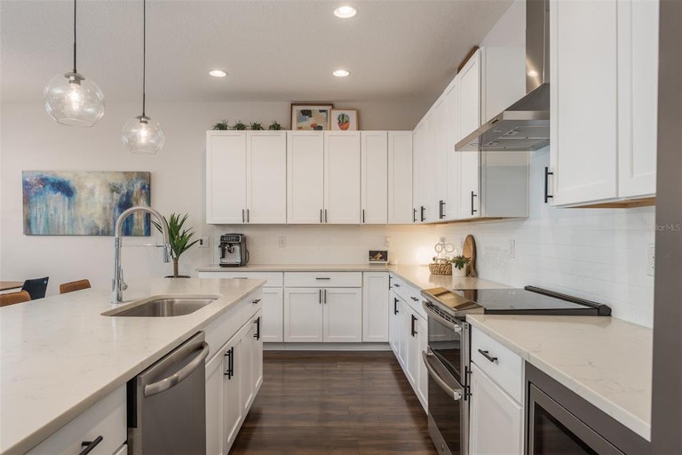 Photo 12 of 40 - 1150 25th St N, Saint Petersburg, FL 33713