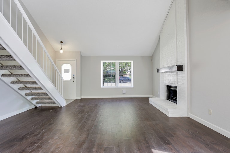 Photo 5 of 27 - 2316 Hollybush Ln, Bedford, TX 76021