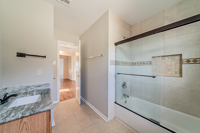 Photo 6 of 39 - 6926 Oleander Grove Way, Houston, TX 77049
