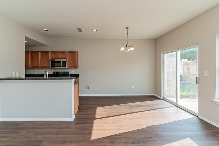 Photo 11 of 25 - 2800 Pasadena Ln, Arlington, TX 76015