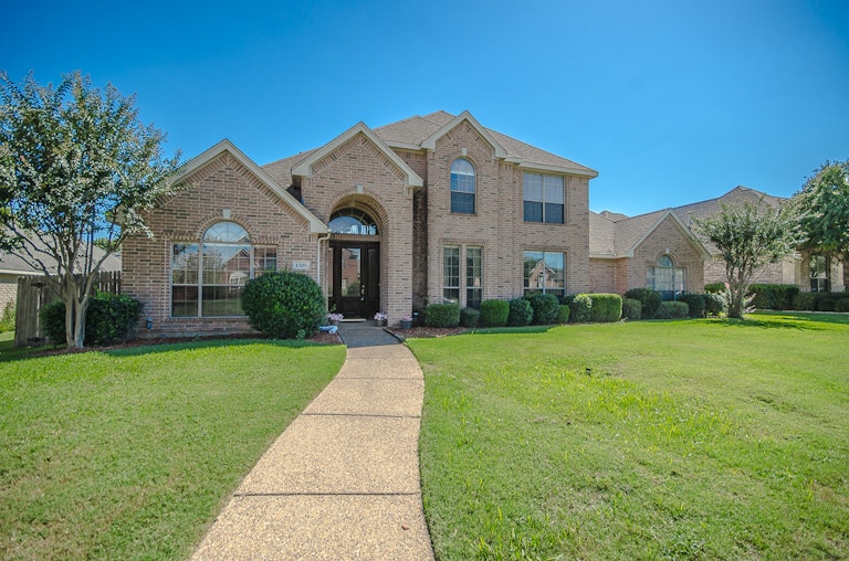 Photo 1 of 38 - 1320 Rusticwood Dr, Desoto, TX 75115