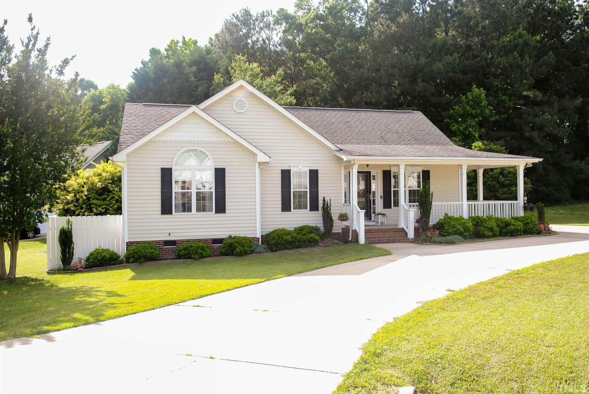 Photo 1 of 26 - 1004 Knighthood Ln, Knightdale, NC 27545