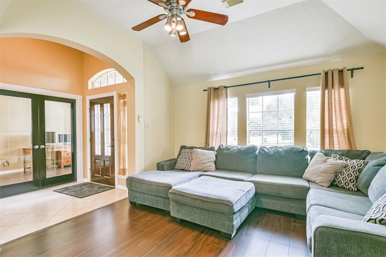 Photo 8 of 41 - 3111 Genessee Creek Ln, Friendswood, TX 77546