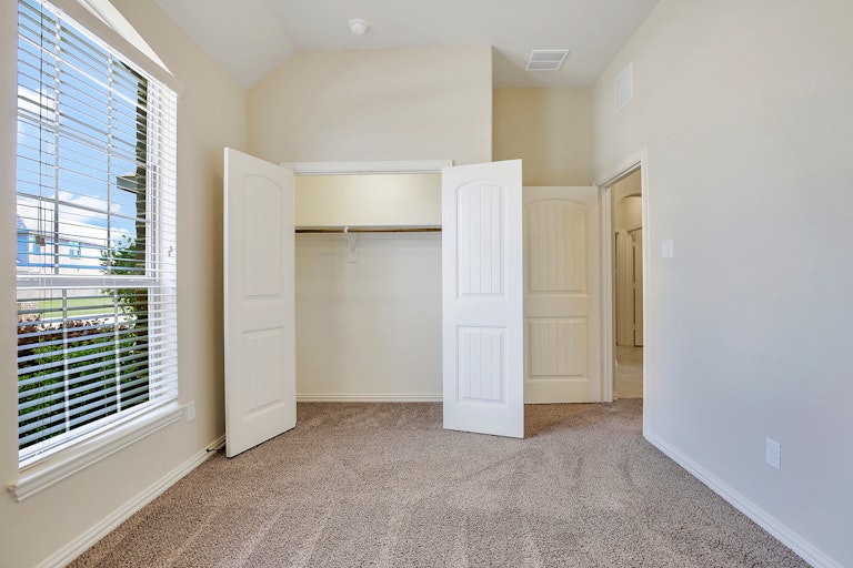 Photo 16 of 26 - 729 Seabourne Dr, Fort Worth, TX 76179