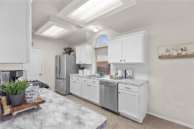Photo 15 of 32 - 1104 Terra St, Round Rock, TX 78665