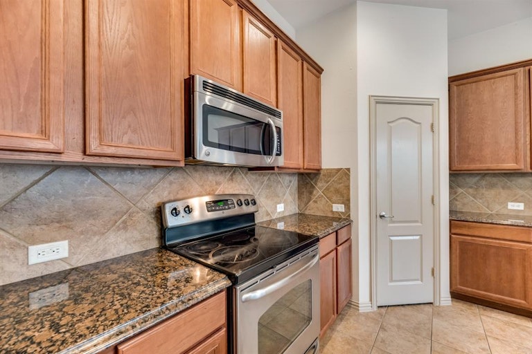 Photo 7 of 19 - 3824 Vienna St, Irving, TX 75038