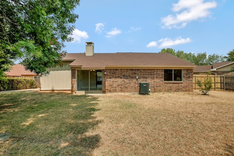 Photo 5 of 25 - 2602 Worth Forest Ct, Arlington, TX 76016
