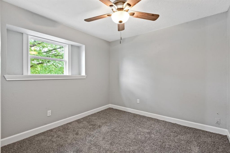 Photo 23 of 36 - 214 Andorra Ln, Houston, TX 77015