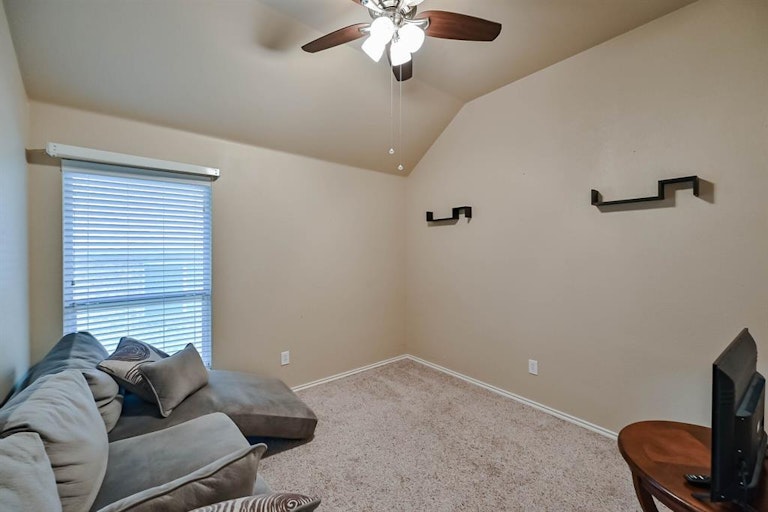 Photo 17 of 20 - 1414 Lowes Farm Pkwy, Mansfield, TX 76063