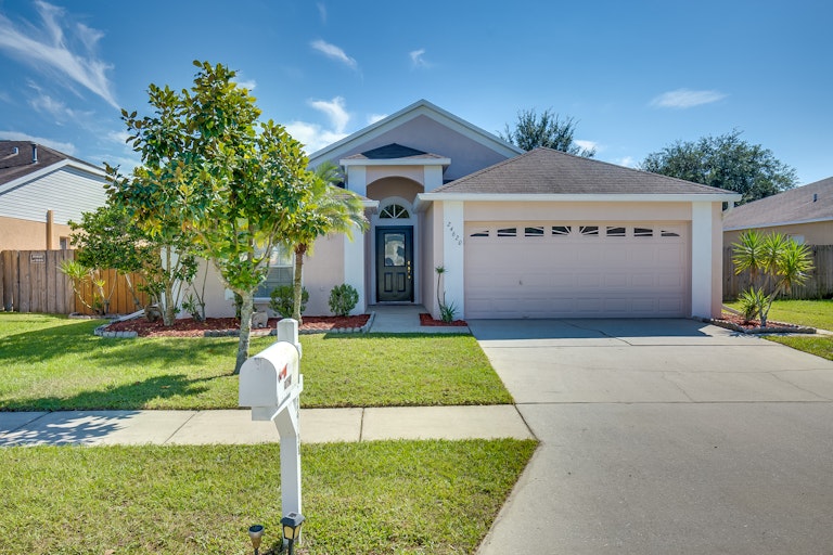Photo 1 of 11 - 24620 Laurel Ridge Dr, Lutz, FL 33559