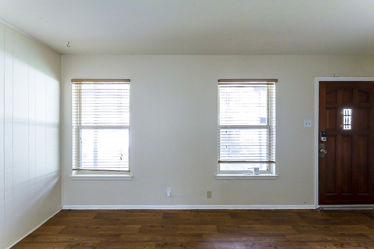 Photo 5 of 18 - 4614 Stoneleigh Dr, San Antonio, TX 78220