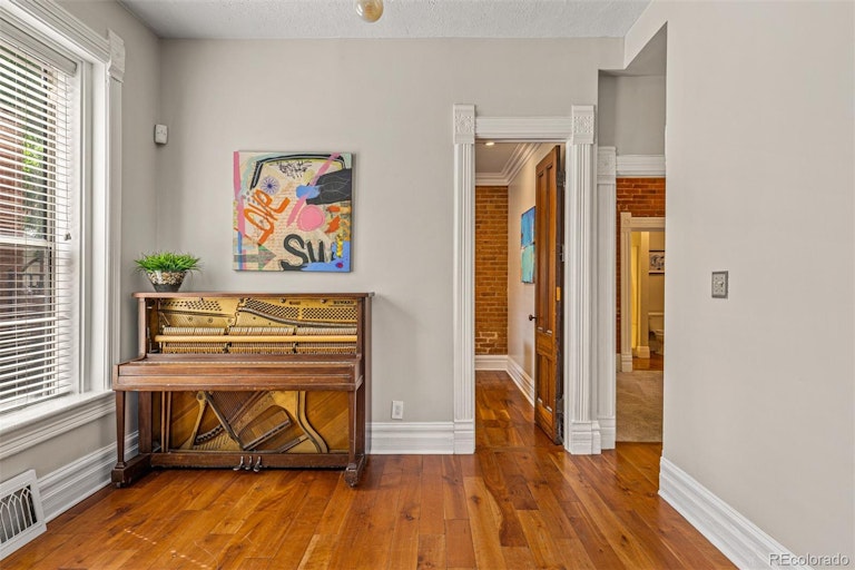 Photo 9 of 40 - 2917 Glenarm Pl, Denver, CO 80205