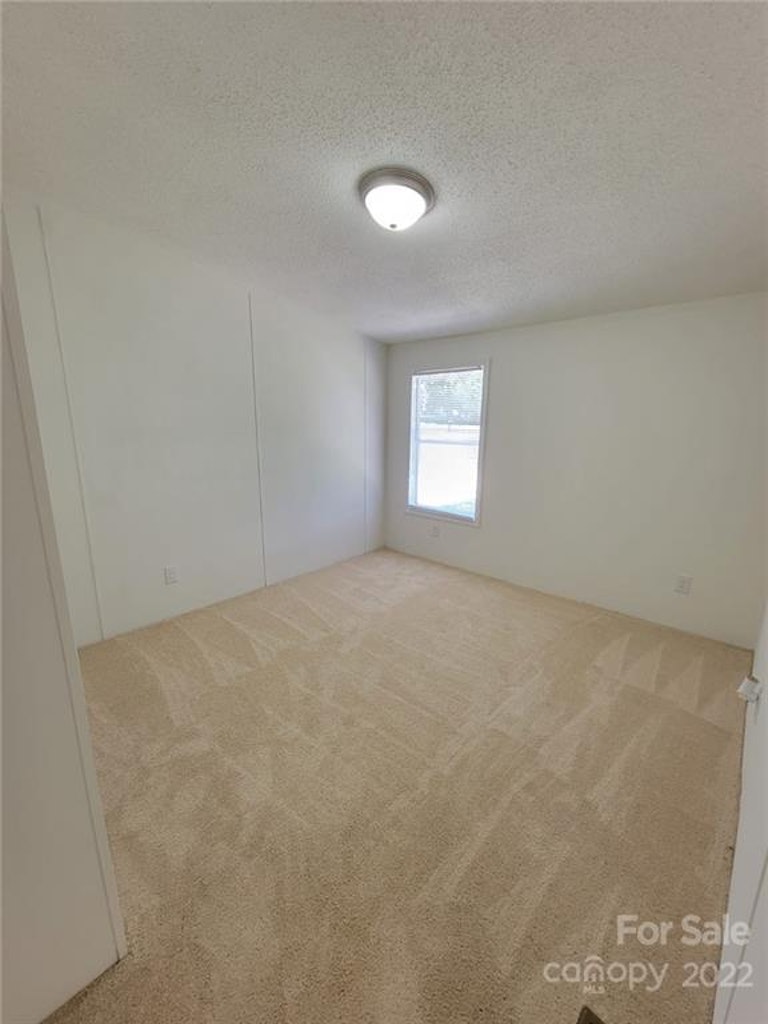 Photo 19 of 28 - 6036 Frazier Dr, Davidson, NC 28036
