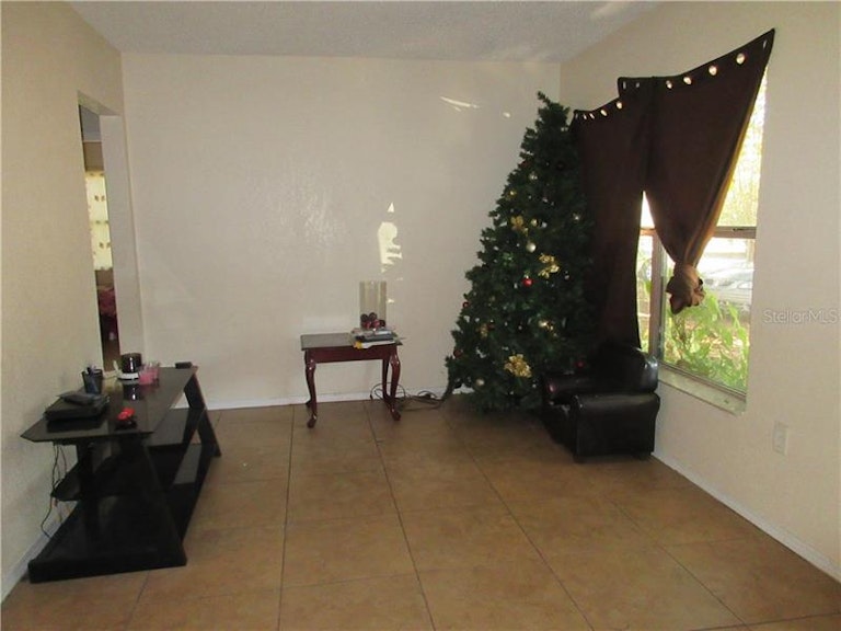 Photo 5 of 10 - 515 Norfolk Cir, Lakeland, FL 33801