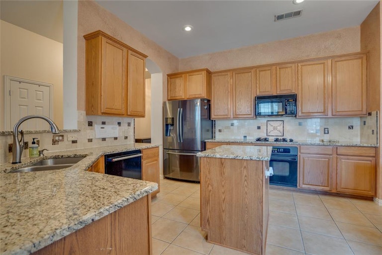 Photo 10 of 33 - 2445 Marble Canyon Dr, Little Elm, TX 75068