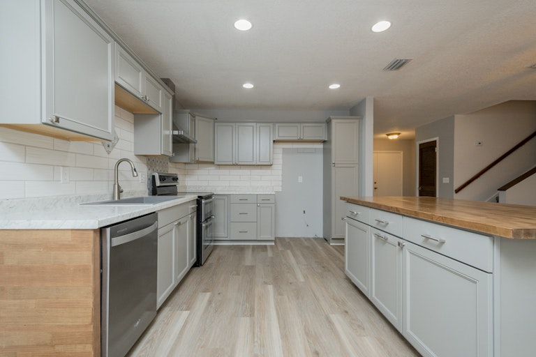Photo 4 of 37 - 3909 Rosedale Dr, Brandon, FL 33511