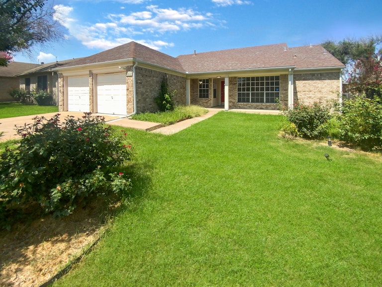 Photo 1 of 22 - 1014 Mountain View Dr, Pflugerville, TX 78660