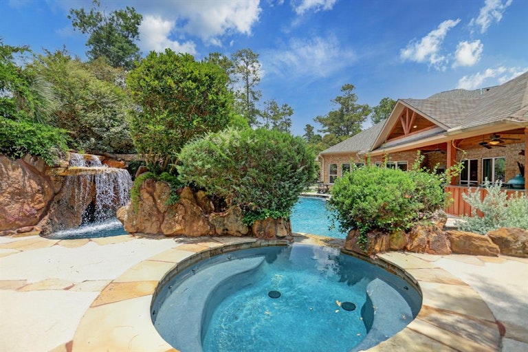 Photo 29 of 34 - 7811 Bent Green Ln, Spring, TX 77389