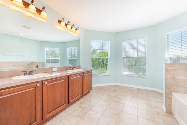 Photo 12 of 17 - 8443 Carriage Pointe Dr, Gibsonton, FL 33534