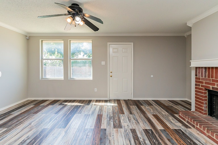 Photo 12 of 27 - 610 Silvertop Rd, Arlington, TX 76002