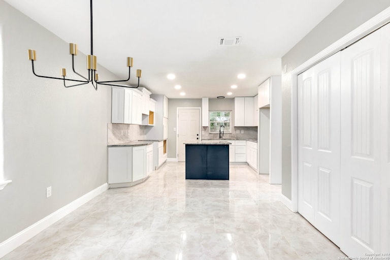 Photo 11 of 24 - 1431 W Summit Ave, San Antonio, TX 78201