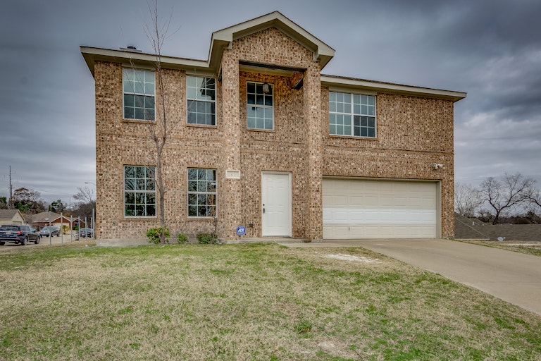 Photo 6 of 24 - 2909 Victorian Forest Dr, Dallas, TX 75227