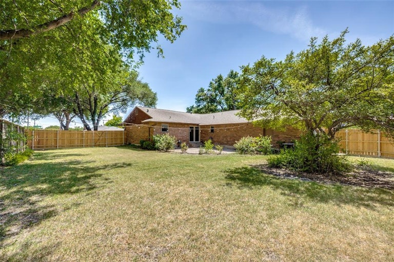 Photo 32 of 37 - 1759 Crowberry Dr, Dallas, TX 75228