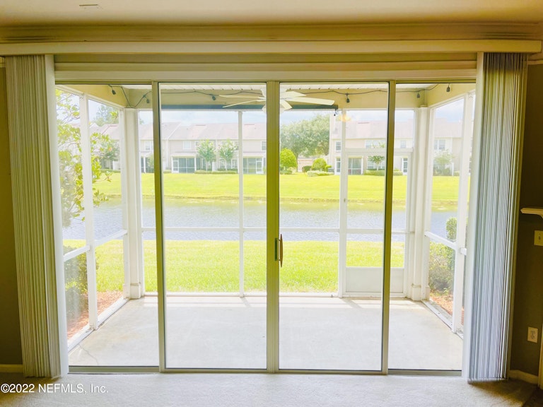 Photo 4 of 31 - 11066 Castlemain Cir E, Jacksonville, FL 32256
