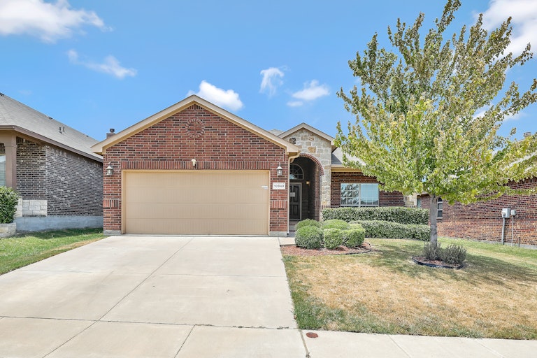 Photo 1 of 25 - 10849 Emerald Park Ln, Haslet, TX 76052