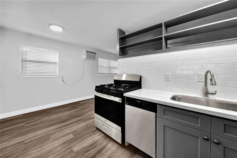 Photo 2 of 23 - 5102 Academy St #16, Houston, TX 77005