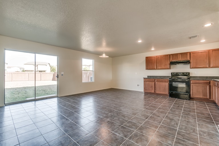 Photo 9 of 26 - 7322 Magnolia Blf, San Antonio, TX 78218