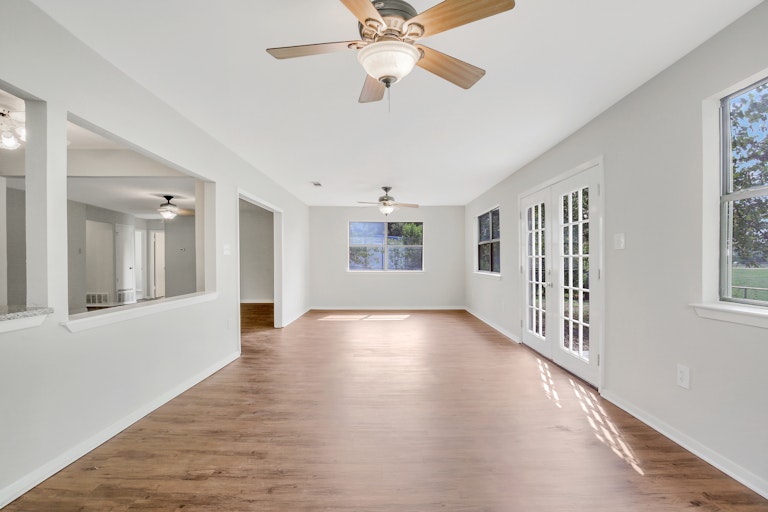 Photo 5 of 25 - 2233 Biscayne Dr W, Irving, TX 75060