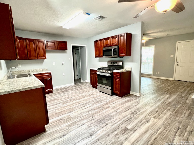 Photo 10 of 23 - 3946 Southport Dr, San Antonio, TX 78223