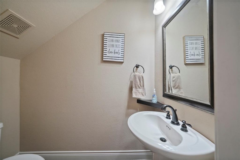 Photo 19 of 47 - 27390 Pendleton Trace Dr, Spring, TX 77386