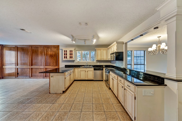 Photo 2 of 24 - 6944 Bentley Ave, Fort Worth, TX 76137