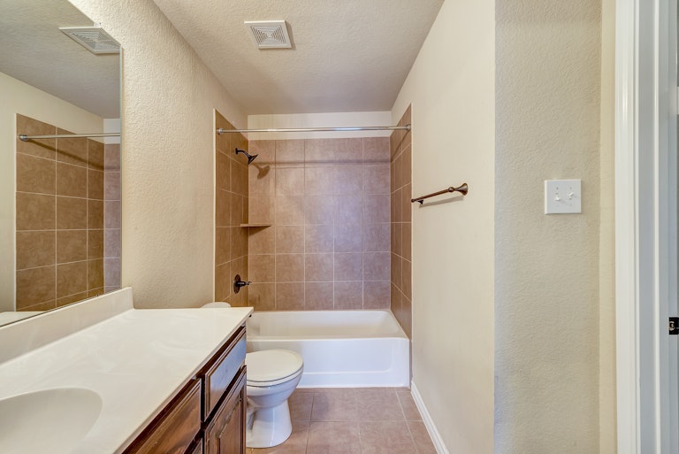 Photo 19 of 25 - 5532 Chinkapin Ln, Fort Worth, TX 76244