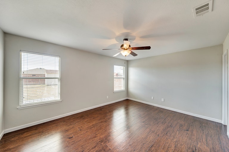 Photo 12 of 24 - 1374 Emily Ct, Burleson, TX 76028