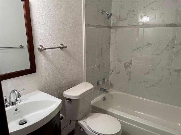 Photo 28 of 40 - 208 Guinevere Dr, Weatherford, TX 76086