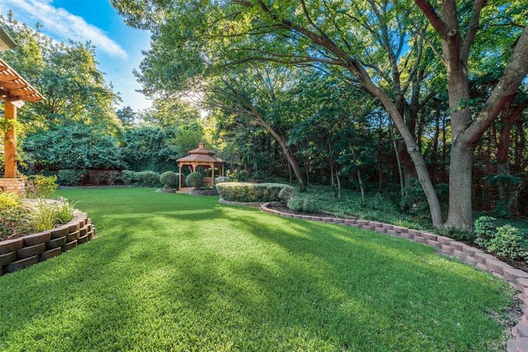 Photo 2 of 37 - 1605 Mariah Bay Cir, Rockwall, TX 75032