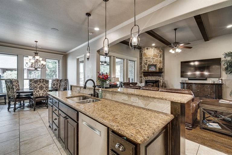 Photo 5 of 39 - 3911 Shiloh Trl, Midlothian, TX 76065