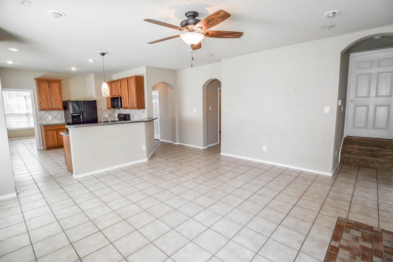 Photo 11 of 37 - 519 Wolf Dr, Forney, TX 75126