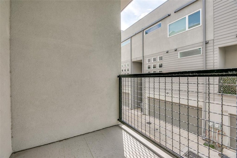 Photo 10 of 27 - 1234 Hyde Ct, Dallas, TX 75215