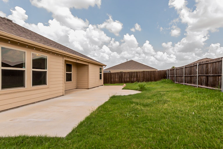 Photo 23 of 25 - 1307 Bent Grass Dr, Princeton, TX 75407