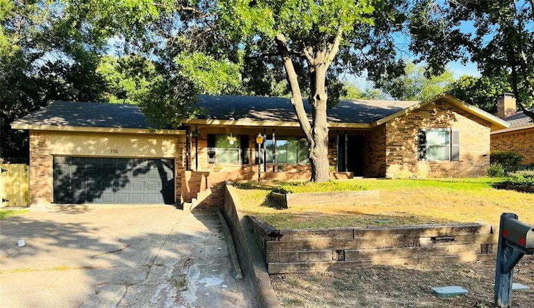 Photo 1 of 22 - 715 Vail Dr, Arlington, TX 76012