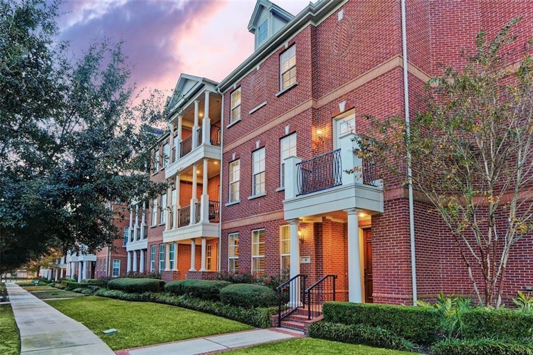 Photo 3 of 38 - 2 Olmstead Row, Spring, TX 77380