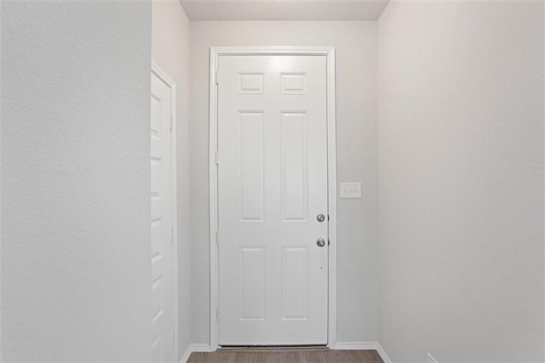 Photo 4 of 36 - 2900 Fox Trail Ln, Fort Worth, TX 76108