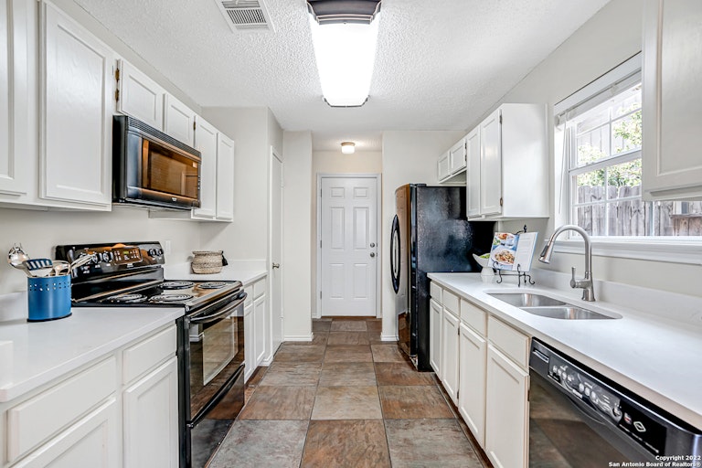 Photo 16 of 35 - 7418 Windbridge, San Antonio, TX 78250